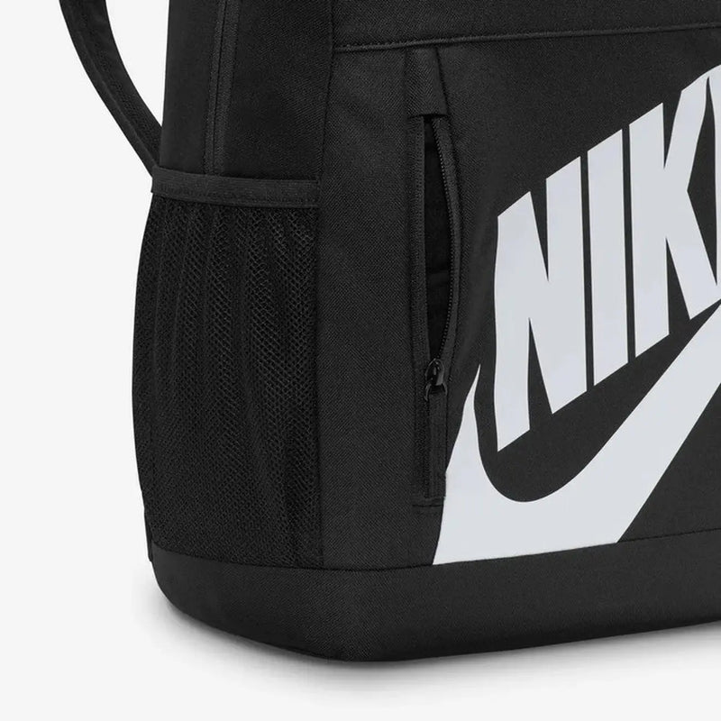 Nike Schwarzer Herrenrucksack mit markantem weißen Swoosh-Logo und seitlicher Netztasche, Vorderansicht