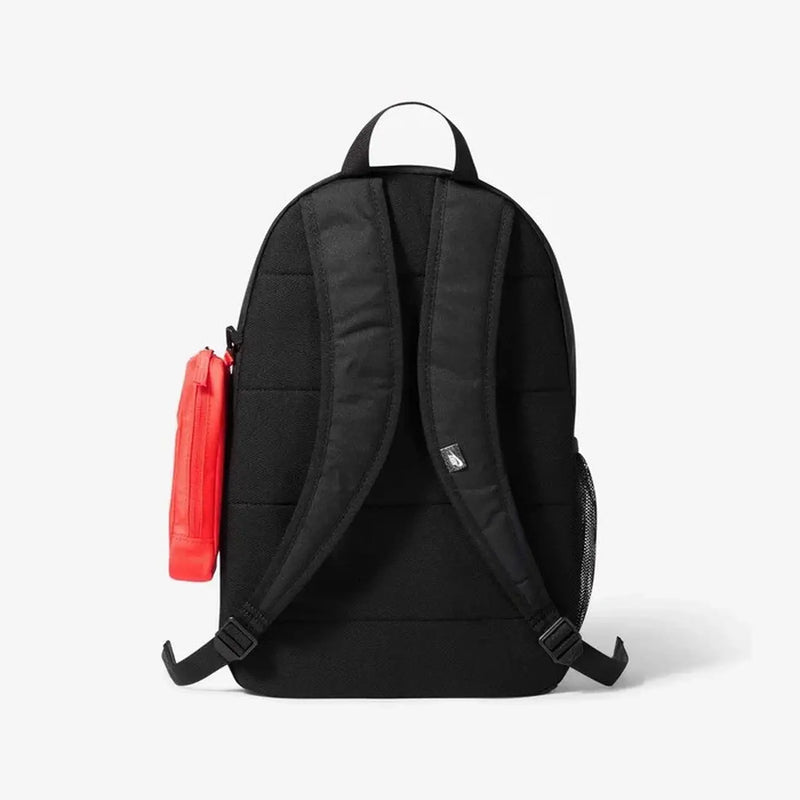 Nike Herrenrucksack in Schwarz mit leuchtend roter Seitentasche und Mesh-Details, Vorderansicht