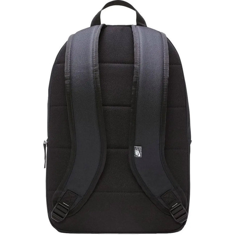 Nike schwarzer Herrenrucksack aus Polyester mit gepolsterten Schultergurten und top Griff von der Rückseite gesehen