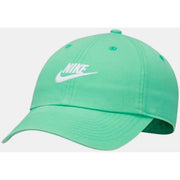 Eine mintgrüne Nike-Herrenkappe mit weißem Swoosh-Logo aus Baumwollmischgewebe und verstellbarer Passform