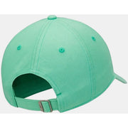 Ein Mintgrün Nike Herrenkappe mit grünem Logoprint, verstellbarem Riemen aus Baumwollmischgewebe und silberner Schnalle