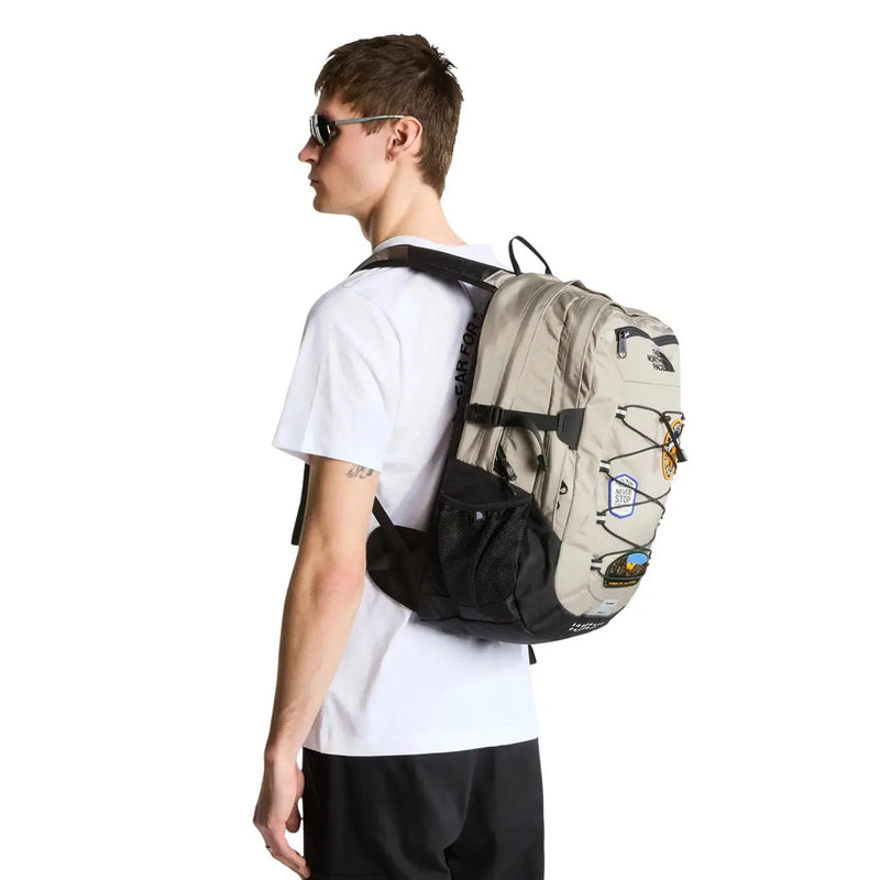 The North Face Rucksack Borealis für Herren in Beige und Schwarz mit Gurtbändern und mehreren Taschen, Vorderansicht