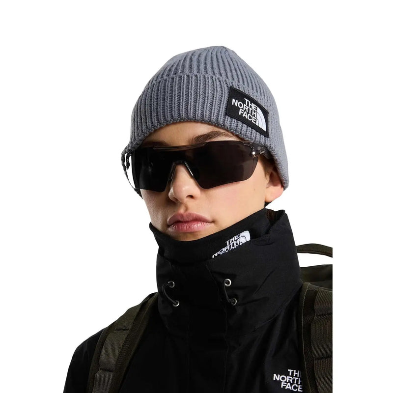 The North Face Beanie TNF LOGO BOX für Herren aus grauem Rippstrick mit schwarzem, gesticktem Logo-Patch, Vorderansicht
