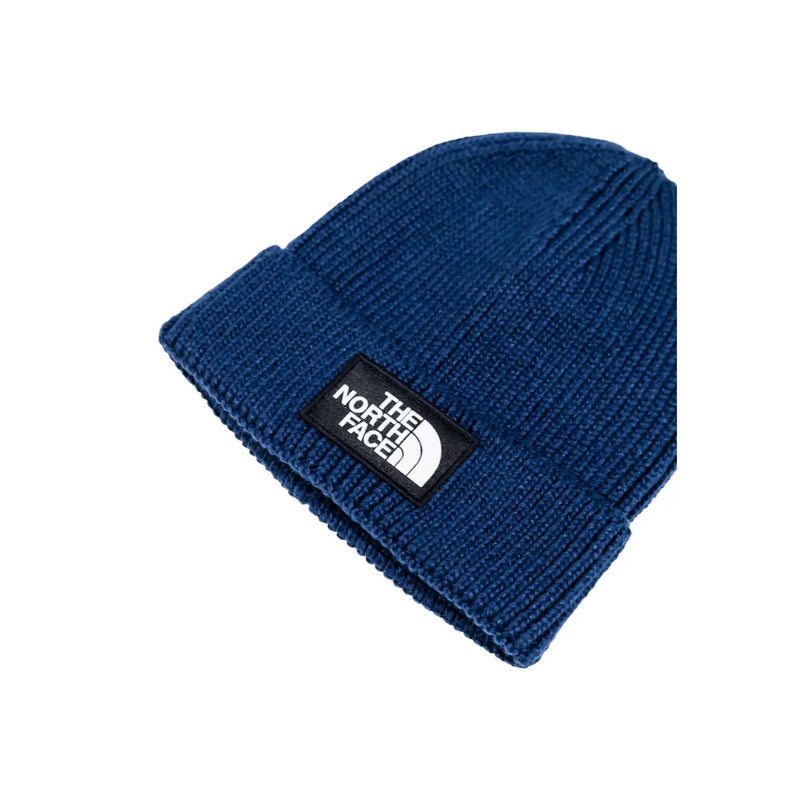 The North Face Herren-Strickmütze aus geripptem Strick in Dunkelblau mit schwarzem Aufnäher und weißem Logo, Vorderansicht