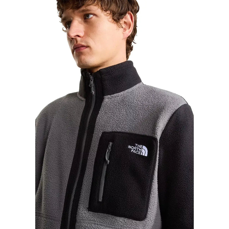 The North Face Fleecejacke Yumiori für Herren in Grau und Schwarz mit schwarzer Brusttasche und Logo, Vorderansicht