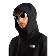 The North Face Quest Tri Jacke für Herren in Schwarz mit weißem Brustlogo, Vorderansicht