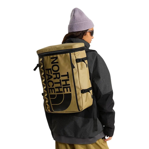 Hellbrauner The North Face Herren-Rucksack mit beigem Print, schwarzem Logo und Tragegurten, Maße 33 x 46 x 15 cm, Ansicht von der Rückseite