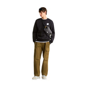 Schwarze The North Face Umhängetasche mit gelbem Reißverschlussanhänger und weißem Logo-Patch, kombiniert mit einem schwarzen Herren-Baumwoll-Sweatshirt