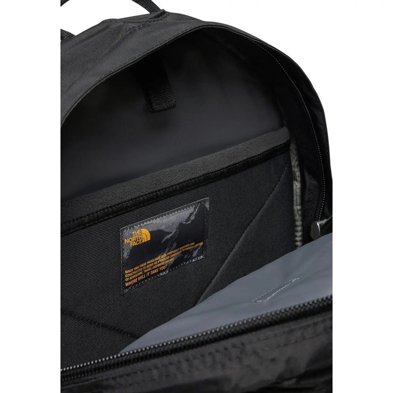 Der North Face Herren-Rucksack Borealis Classic aus schwarzem Nylon mit Innenausstattung, die das orangefarbene Markenlabel und das Logo zeigt.