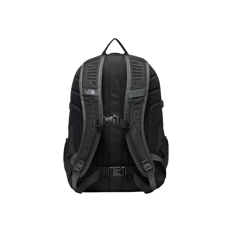 The North Face Herren Borealis Classic Rucksack aus schwarzem Nylon mit grauem Netzgewebe und verstärkten Gurten, Ansicht von der Rückseite
