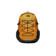 The North Face Herren Borealis Classic Rucksack aus schwarzem Nylon, 29 l, mit orange-schwarzen Farben, seitlicher Netztasche und verstellbaren Trägern.