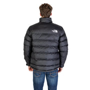 Die Rückseite einer schwarzen North Face Herrenjacke mit horizontalen Nähten, weißem Logo und langem Rollkragen aus Polyester.