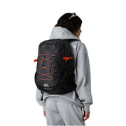Schwarzer The North Face Herrenrucksack mit orangefarbenen Schnürsenkeln und grauen Nylontaschen, 34 x 48 x 19 cm, Abbildung von der Rückseite