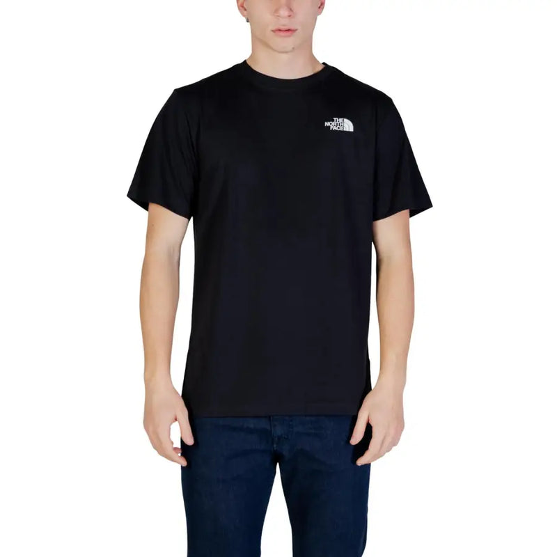 The North Face Herren t-shirt Das schwarze Modell verfügt über ein weißes, gesticktes Logo auf der linken Brustseite und kurze Ärmel.