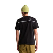 Die Rückseite eines schwarzen, kurzärmeligen Herren-T-Shirts von The North Face t-shirt mit weißer Schrift und Logo