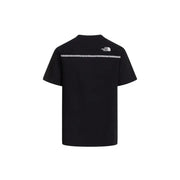 Die Rückseite eines schwarzen The North Face Herren-Kurzarmshirts t-shirt mit weißem Logo und sich wiederholendem Textband
