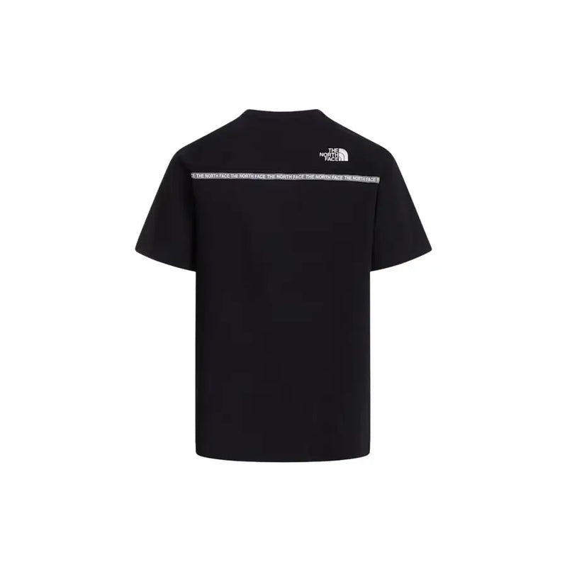 Die Rückseite eines schwarzen The North Face Herren-Kurzarmshirts t-shirt mit weißem Logo und sich wiederholendem Textband