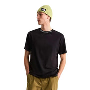 Schwarzes, kurzärmeliges Herren-T-Shirt von The North Face t-shirt mit Markenlogo am Kragen, getragen von einem Model