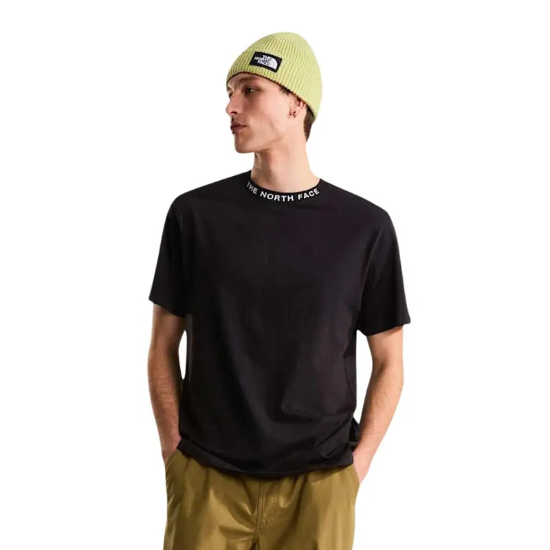 Schwarzes, kurzärmeliges Herren-T-Shirt von The North Face t-shirt mit Markenlogo am Kragen, getragen von einem Model