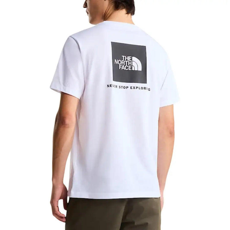 Weißes, kurzärmeliges Baumwollhemd t-shirt mit einem schwarzen quadratischen Logo mit dem North Face-Logo und dem Slogan „Never Stop Exploreing“