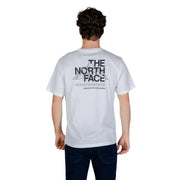 Weiße The North Face Herren t-shirt Rückseite mit schwarzem Berglogo und dem Text "Never Stop Explore"