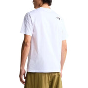 Die Rückseite eines weißen, kurzärmeligen Baumwollhemdes t-shirt für Herren von The North Face mit einem kleinen schwarzen Logo