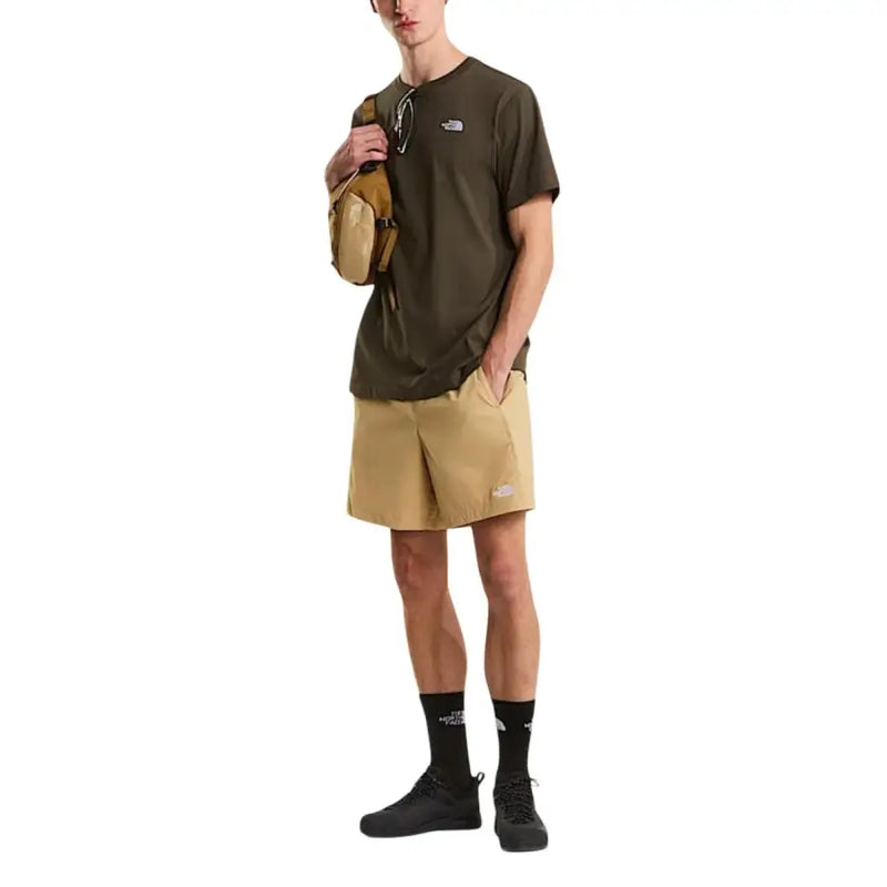 The North Face Herren t-shirt Das olivgrüne Kurzarmshirt hat ein kleines weißes Logo auf der Brust.