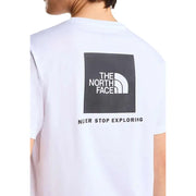 Weiße The North Face Herren t-shirt mit einem schwarzen quadratischen Logo mit Halbkuppelsymbol und dem Text "Never Stop Explore"