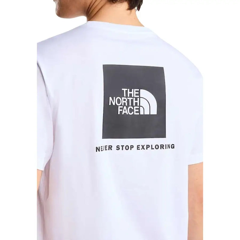 Weiße The North Face Herren t-shirt mit einem schwarzen quadratischen Logo mit Halbkuppelsymbol und dem Text "Never Stop Explore"