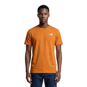 Orangefarbenes, kurzärmeliges Herren-T-Shirt von The North Face mit Rundhalsausschnitt aus weißer Baumwolle und kleinem weißen Logo auf der linken Brust.