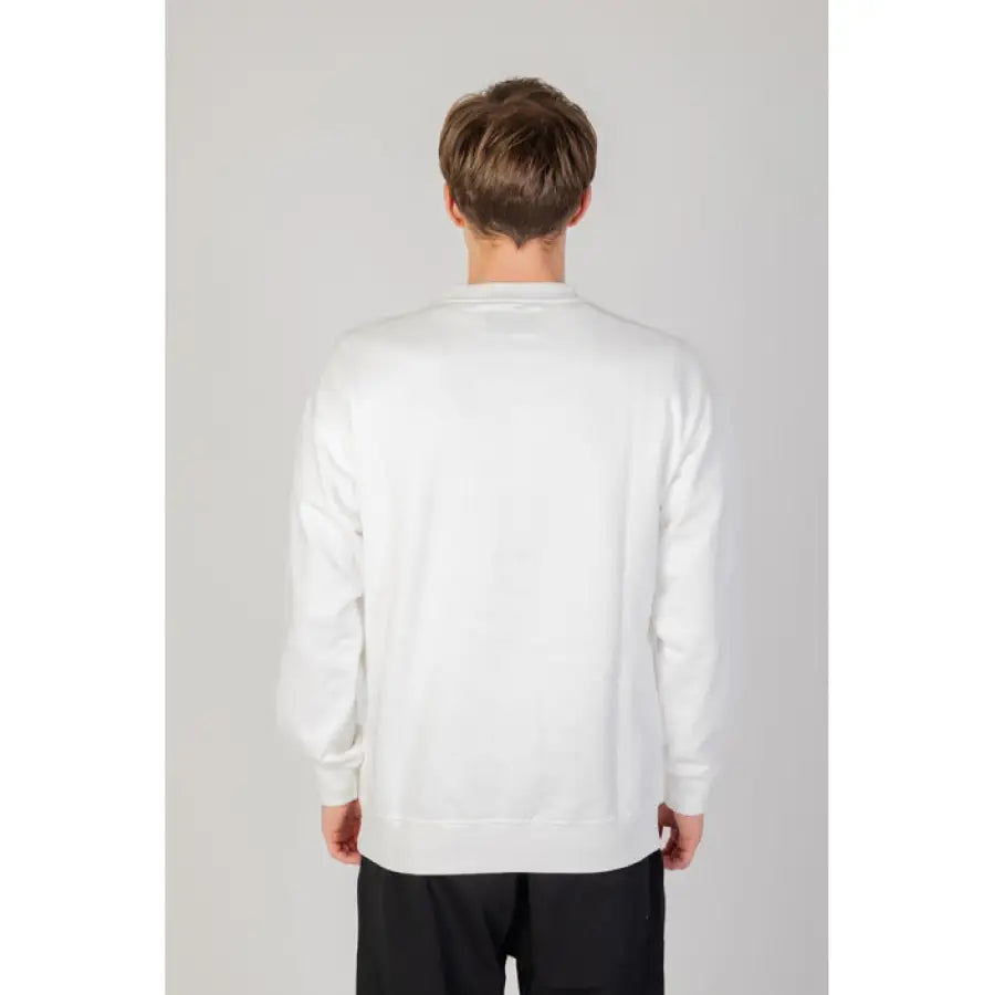 
                      
                        Urban style clothing - The North Face white logo crew neck sweater on Underclub
                      
                    