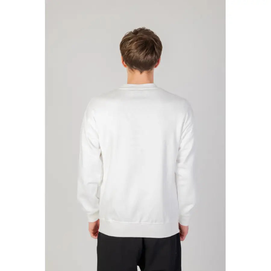 
                      
                        The North Face men’s crew neck sweatshirt in white, embodying urban city style
                      
                    