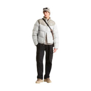 Die North Face Steppjacke Saikuru für Herren in Hellgrau und Beige mit Steppeinsätzen und dezentem Logo auf der Brust, Vorderansicht