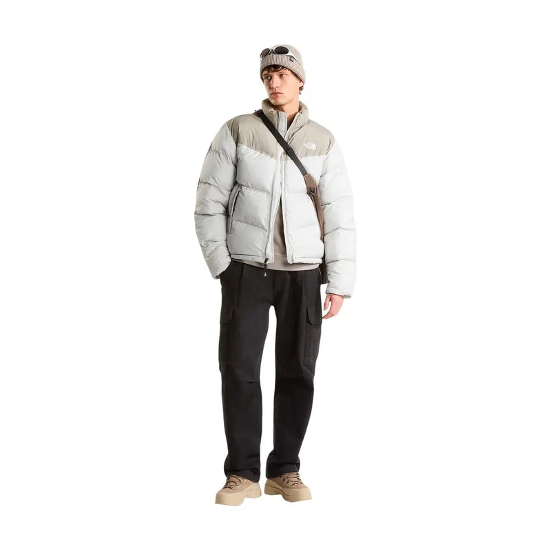 Die North Face Steppjacke Saikuru für Herren in Hellgrau und Beige mit Steppeinsätzen und dezentem Logo auf der Brust, Vorderansicht