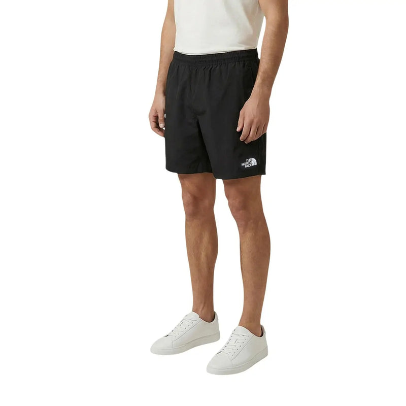 Schwarze Herrenshorts von The North Face mit weißem Logo am linken Bein, Vorderansicht