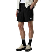 Schwarze Herrenshorts von The North Face mit kleinem weißen Logo am linken Bein, Vorderansicht