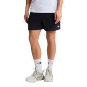 Schwarze Herrenshorts von The North Face mit kleinem weißen Logo am rechten Bein, Vorderansicht