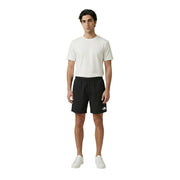 Schwarze Herrenshorts von The North Face mit kleinem weißen Logo am linken Bein, Vorderansicht