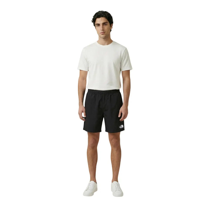 Schwarze Herrenshorts von The North Face mit kleinem weißen Logo am linken Bein, Vorderansicht
