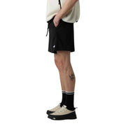 Schwarze Herren-Shorts von The North Face mit Kordelzug im Bund und weißem Logo am linken Bein, Vorderansicht