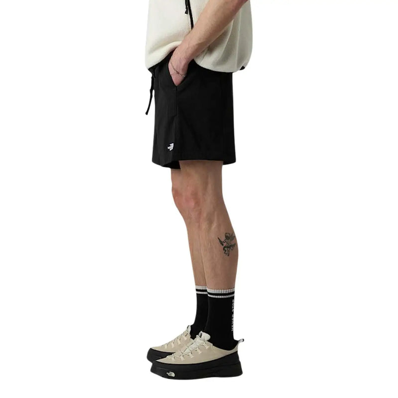 Schwarze Herren-Shorts von The North Face mit Kordelzug im Bund und weißem Logo am linken Bein, Vorderansicht
