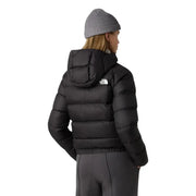 Die schwarze Nylon-Kapuzenjacke von The North Face für Damen besticht durch ihr gestepptes Design und ein weißes Logo auf der Kapuze.