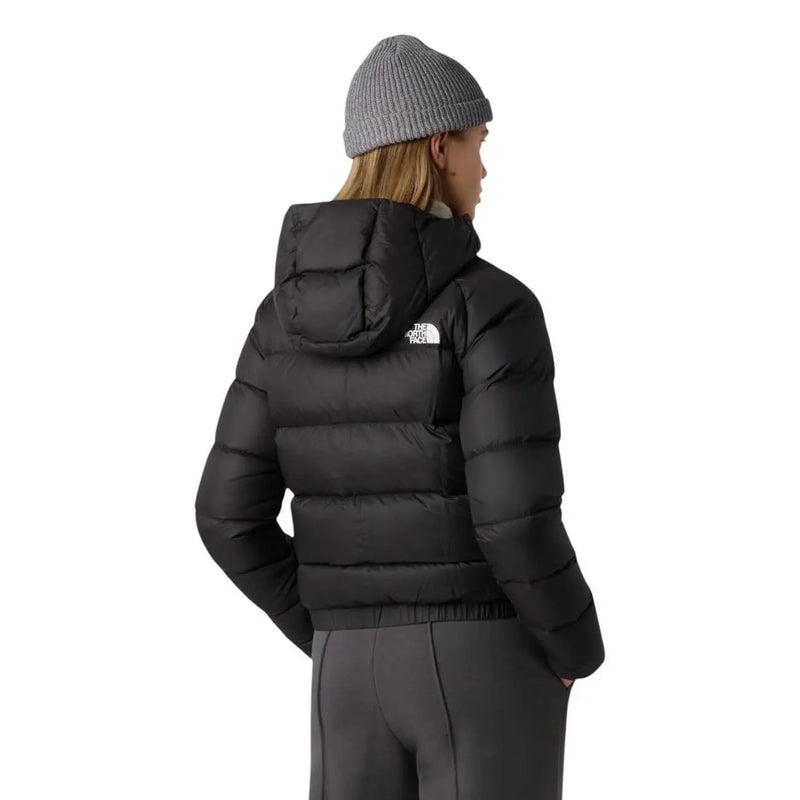 Die schwarze Nylon-Kapuzenjacke von The North Face für Damen besticht durch ihr gestepptes Design und ein weißes Logo auf der Kapuze.