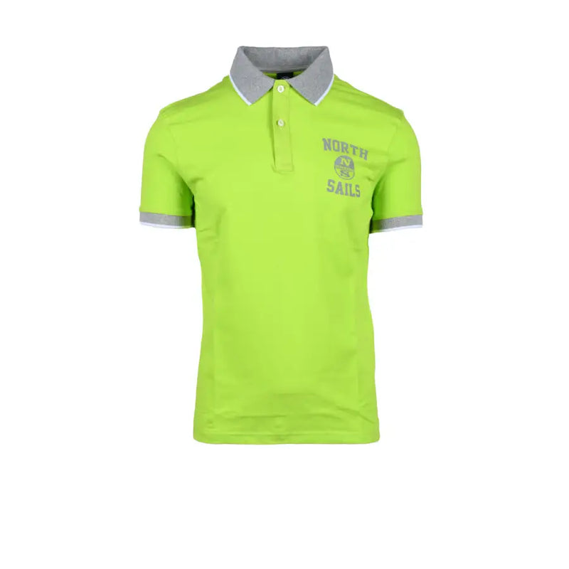 Hellgrünes, kurzärmeliges Poloshirt aus Baumwolle in schmaler Passform mit grauem Kragen und Besatz. north sails Logo auf der Brust