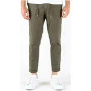 Lyle & Scott Herrenhose, olivgrüne, schmal zulaufende Hose mit Kordelzug im Bund und weiße Sneaker