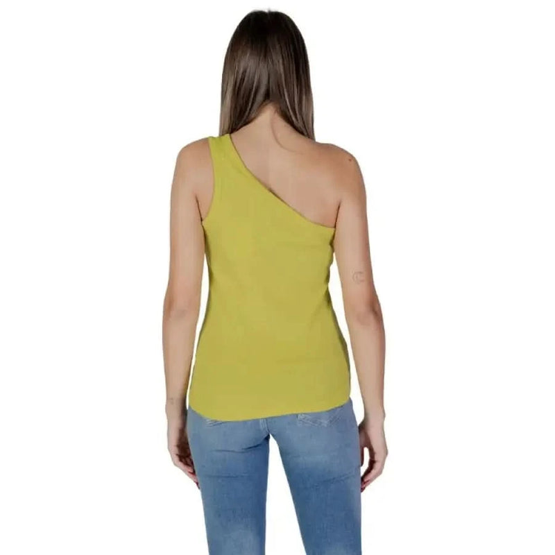 One-shoulder yellow tank top paired with blue jeans in B.young Women’s collection