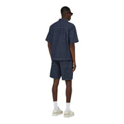 Only Weite ONSFA-Shorts für Herren aus dunkelblauem Denim mit dezenten vertikalen Streifen, getragen von einem Model (Vorderansicht).