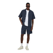 Only Weit geschnittene Shorts, marineblaues, kurzärmeliges Jeanshemd mit Nadelstreifen für Herren mit Knopfleiste und Kragen (Vorderansicht)