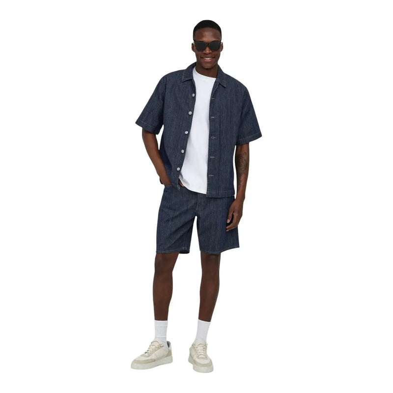 Only Weit geschnittene Shorts, marineblaues, kurzärmeliges Jeanshemd mit Nadelstreifen für Herren mit Knopfleiste und Kragen (Vorderansicht)