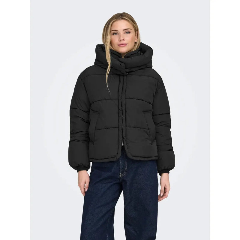 Only Schwarze Steppjacke für Damen mit Kapuze und Steppdesign, Vorderansicht
